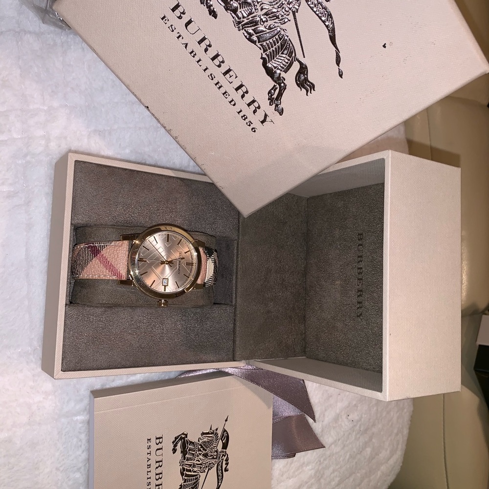 Burberry BU9026 Classic Collection Unisex Watch - Picture 3 of 3